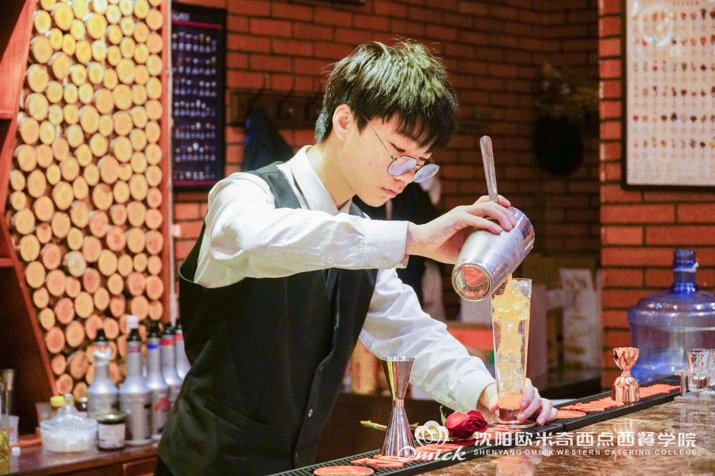 学调酒对个人的职业发展有何帮助