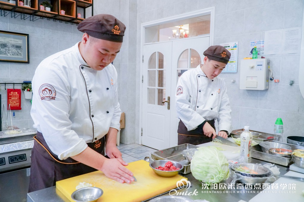 西餐这个专业学完要多少学费