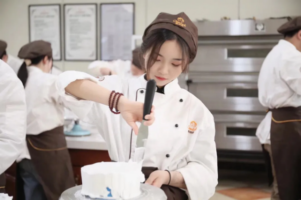 为什么学西点都选沈阳欧米奇？优势全解析