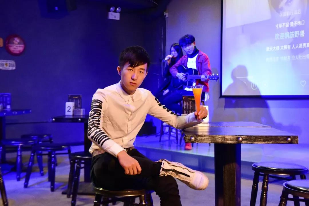 <b>欧米奇创业学员楚钧博：喝烈的酒，开潮的店_烘焙学习创业</b>