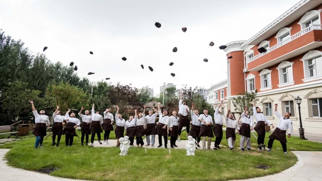 <b>毕业季，你还在迷茫无助，我已经企业就业！</b>