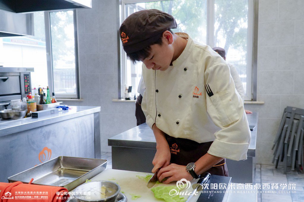 学西点好还是学西餐好，哪一个更适合年轻人