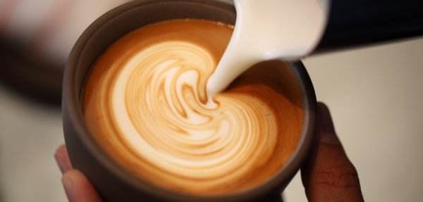 牛奶咖啡咖啡师“打泡”完美指南