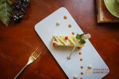 <b>西点柜的甜品怎么摆放吸引顾客？_西点烘焙蛋糕师培训</b>