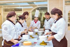 <b>当烘焙学徒学西点？你还是太年轻！_零基础西点培训随到随</b>