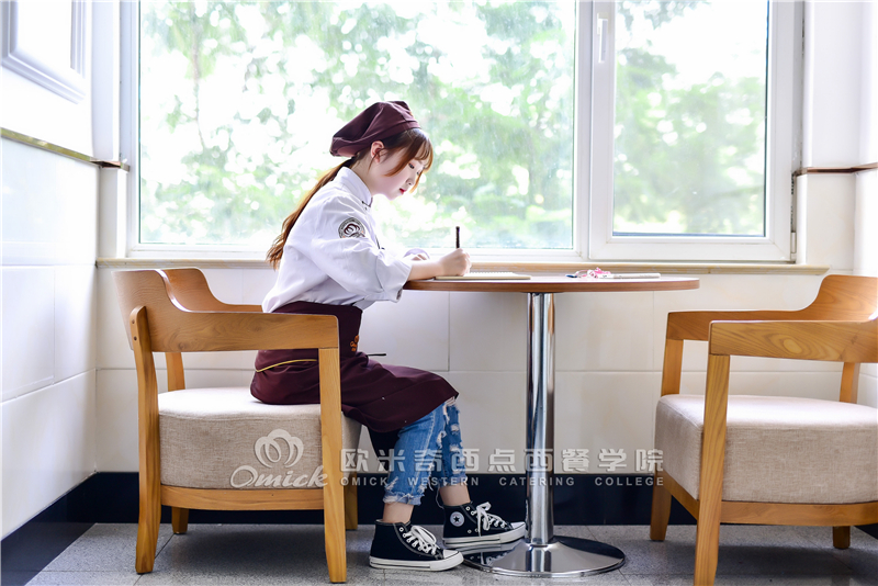 欧米奇新生故事丨发光少女的梦想养成记