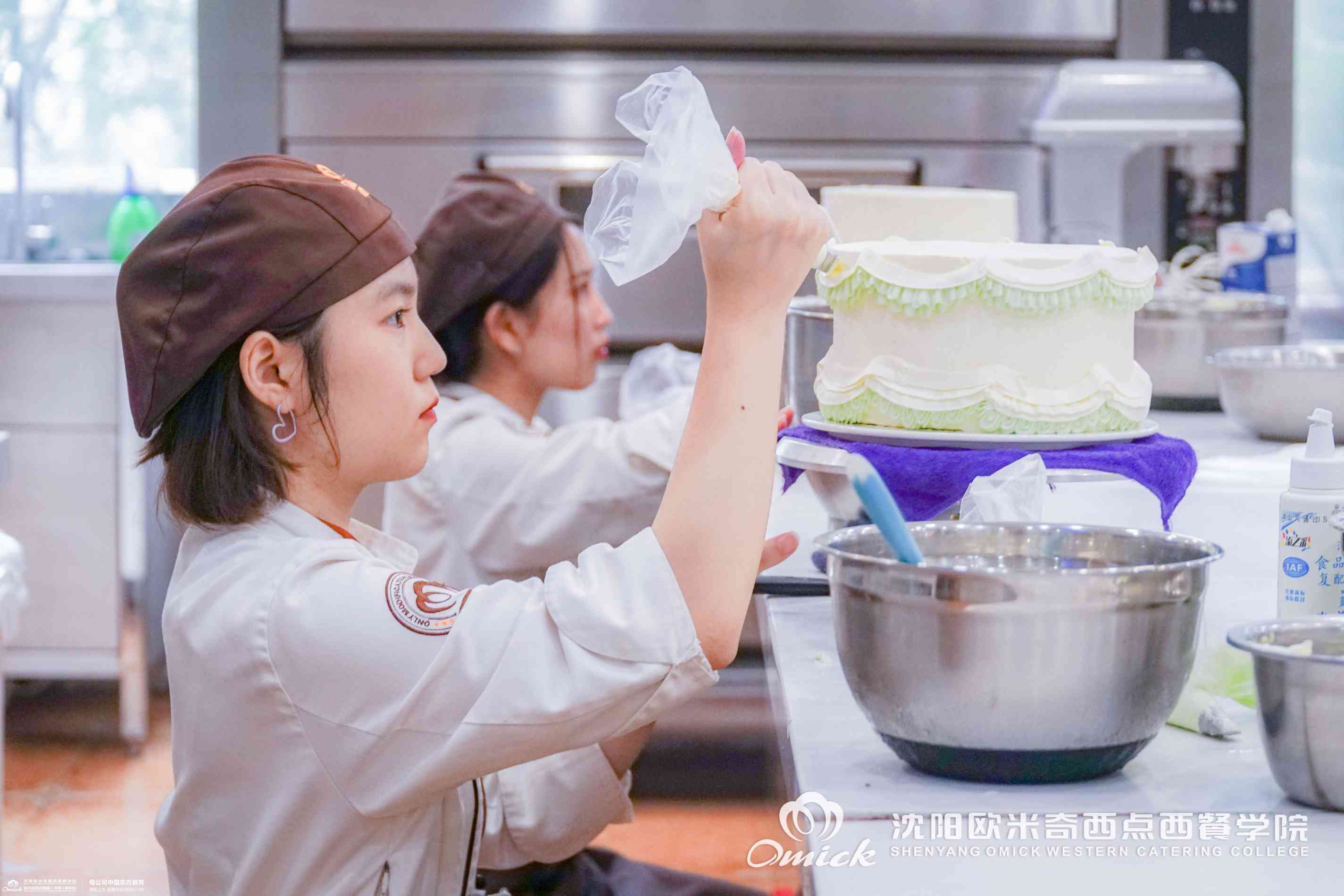 “烘出幸福 焙育情感”----连云港市艺术学校举行庆祝教师节烘焙体验活动