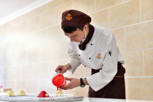 学蛋糕是去蛋糕学校还是去店里当学徒？